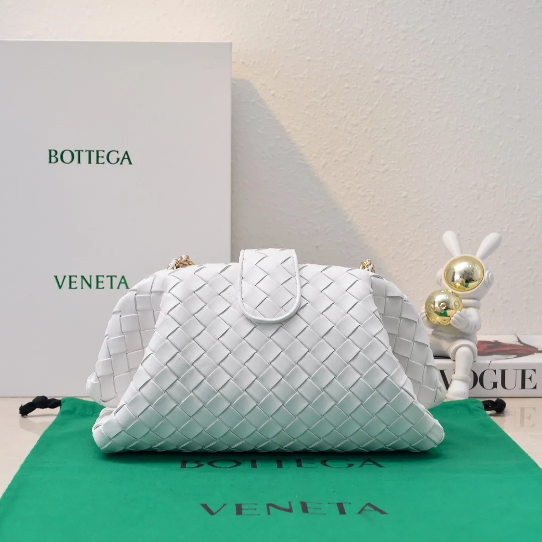 Batch 2260 Bitters Venetia 2024 summer series brings Lauren 1980 handbags back to the public eye. The design of the bag is inspired by ancient Roman architecture. It uses the brand's iconic Intrecciato lambskin woven bag body with a hard frame. No logo can be seen on the whole bag. It is equipped with a leather woven metal chain. When using it as a clutch, just put the chain directly in the bag ~ showing an elegant and timeless style. Decades later, when Lauren Hutton once again walked on the Bottega Venetia spring and summer show with this bag, the charm of the year still remains intact despite the passage of time. Size: 31.5*16.5*11 Style No.: 5807
